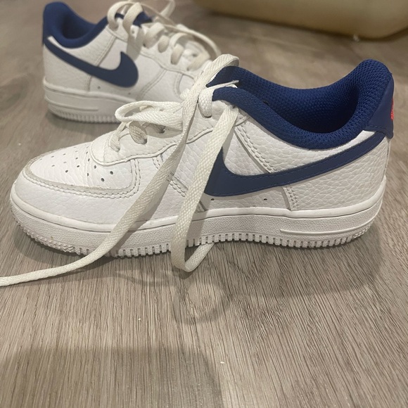 Nike Air Force 1 Boys White and Blue Sneakers - Picture 3 of 6
